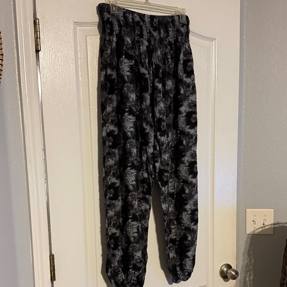 Harem Black and Gray Patterned Pants - Picture 3 of 7